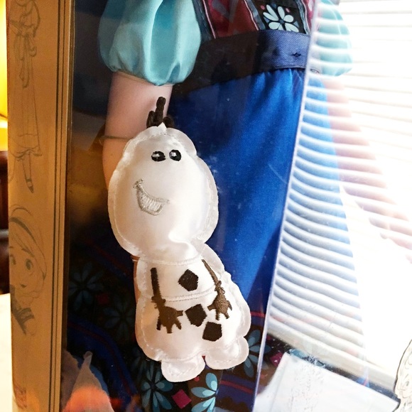 Disney Animator’s Elsa Toddler Doll with Olaf. New - Picture 3 of 8